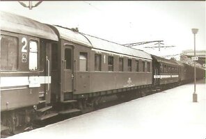 1996- Grupa de 3 vagoane directe Husi- Bucuresti Nord in statia Bucuresti Nord.jpg