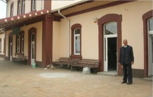 Cca 2004- Statia CFR Husi si fostul impiegat de miscare Marcel Apostolache la datorie.JPG