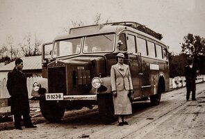 Autobuzul Bucureşti-Giurgiu-Zimnicea, în staţie la Malu. Perioada interbelică.jpg