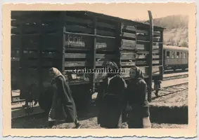 E 812513 - Foto rum. Frauen Zigeuner Gypsy Roma Sinti Bevölkerung Bahnhof in Rumänien (1).webp E 812513 - Foto rum. Frauen Zigeuner Gypsy Roma Sinti Bevölkerung Bahnhof in Rumänien (1).webp