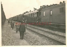 rumänische Zivilisten auf Bahn in Bukarest 1942, Rumänien b.webp